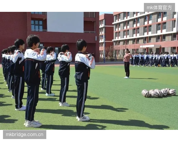 健康第一”理念的重申，正在纠偏体育教育过度竞技化的倾向，使其回归提升全体学生体质健康的根本目标